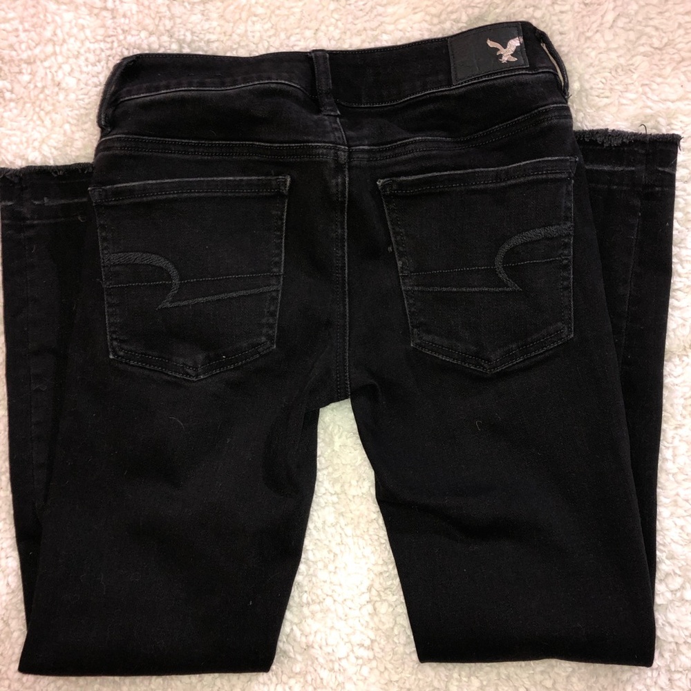 American Eagle distressed black jegging crop.
